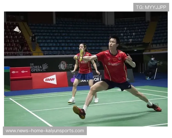 羽毛球决胜分的救球像电影镜头般慢动作