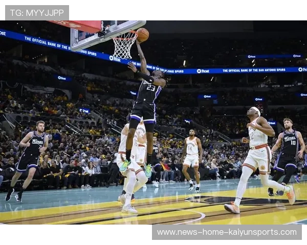 NBA后卫晃飞对手后慢动作上篮引热议——篮球智商与技术的完美混搭