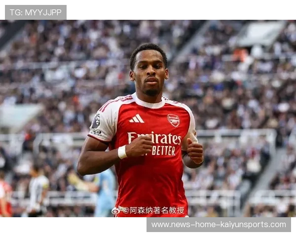 哥伦比亚球员高位逼抢，罗马左路反击得手