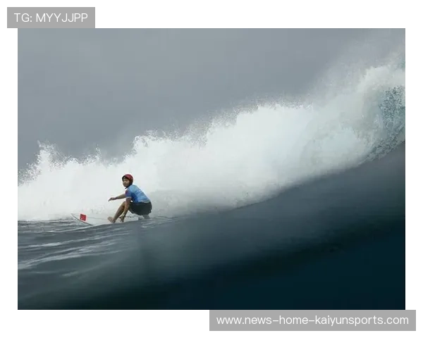 冲浪女子组选手在浪上连转三圈