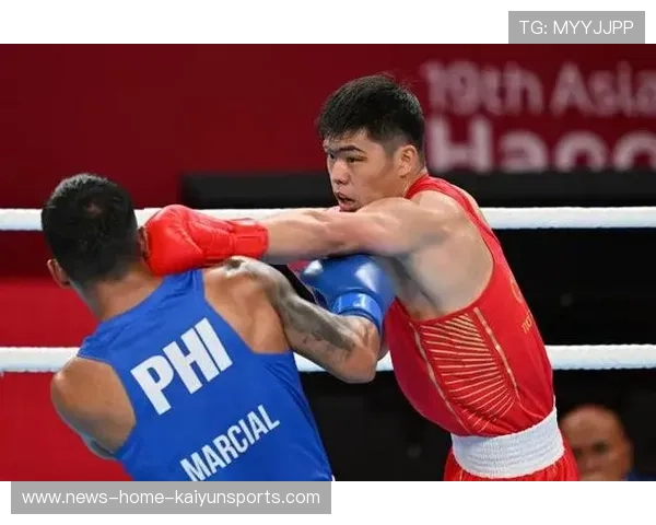 拳击双方开场即对攻引发全场沸腾