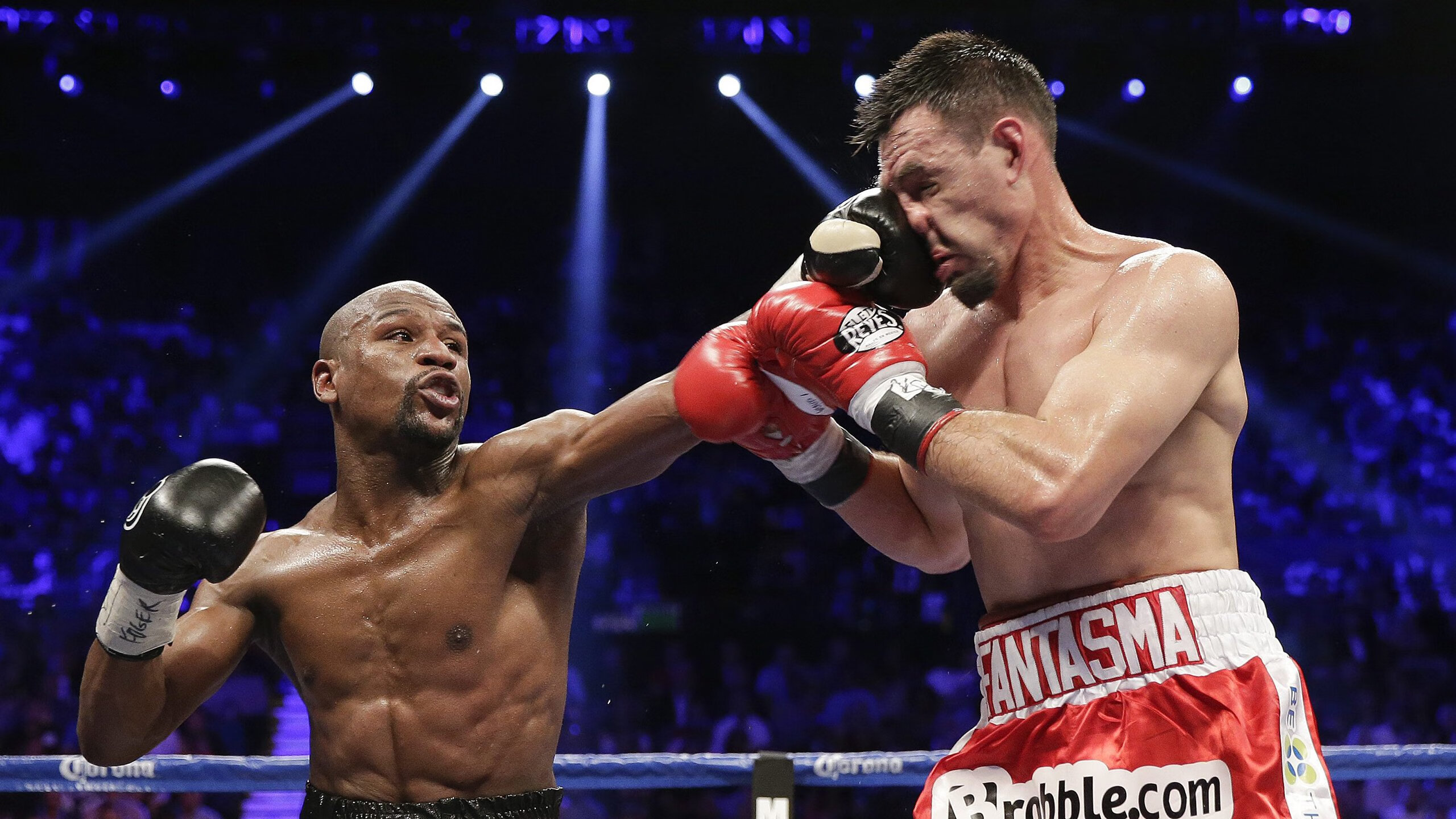 西甲巴萨主场2比0拿下格拉纳达，莱万不负众望再立功，巴萨对格拉纳达上座率